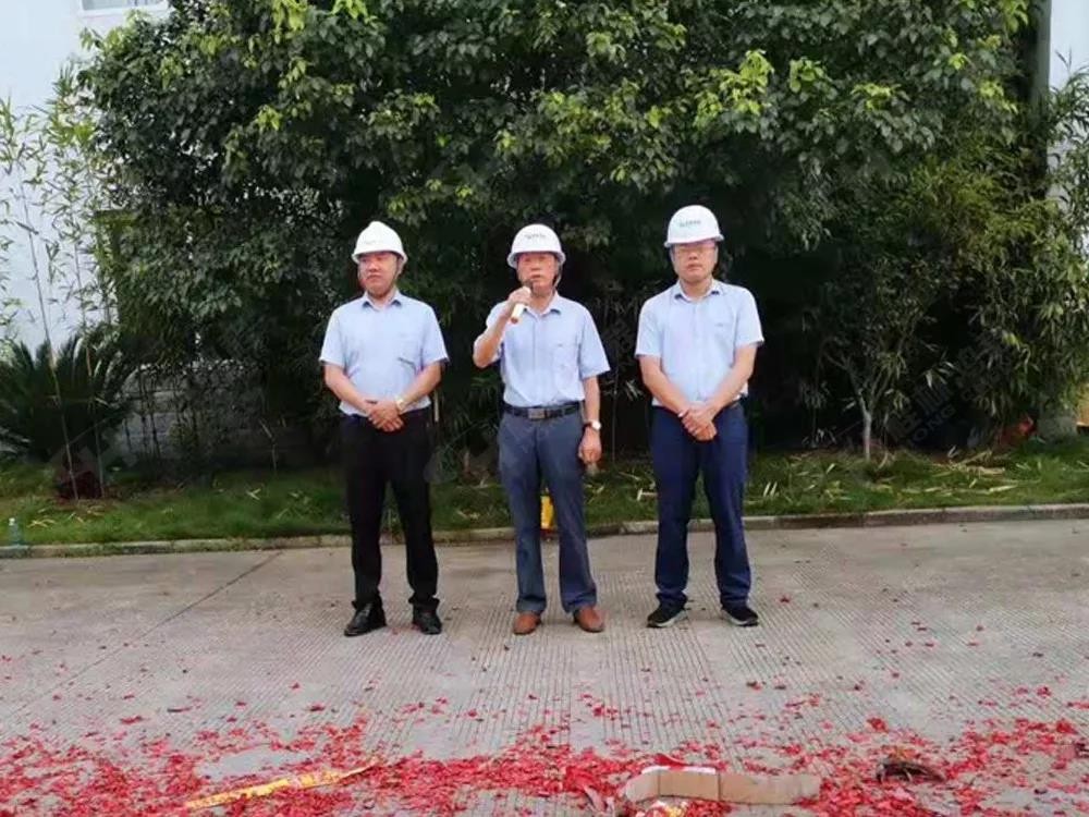桂林鴻程董事長容平勛發(fā)表致辭桂林鴻程機(jī)電設(shè)備有限公司廠區(qū)2#生產(chǎn)廠房開工大吉！